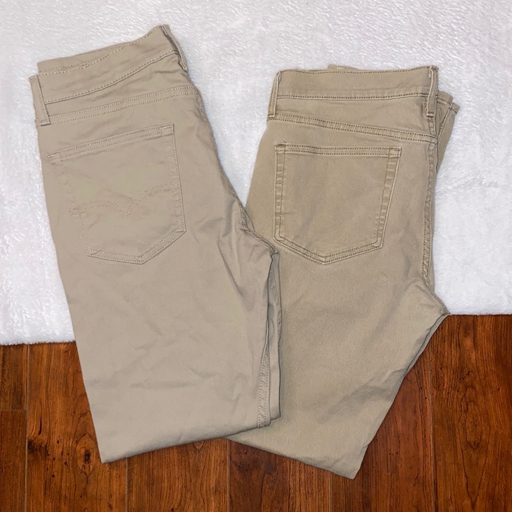 Bundle of 2 Men’s Khaki Jeans Levi’s and Urban Pipeline size 33/32.
